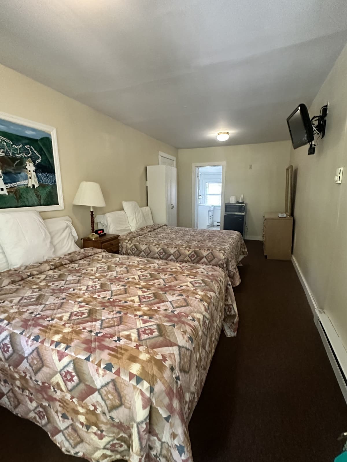 Standard room with two double beds and a flat-screen TV at Gavin's
